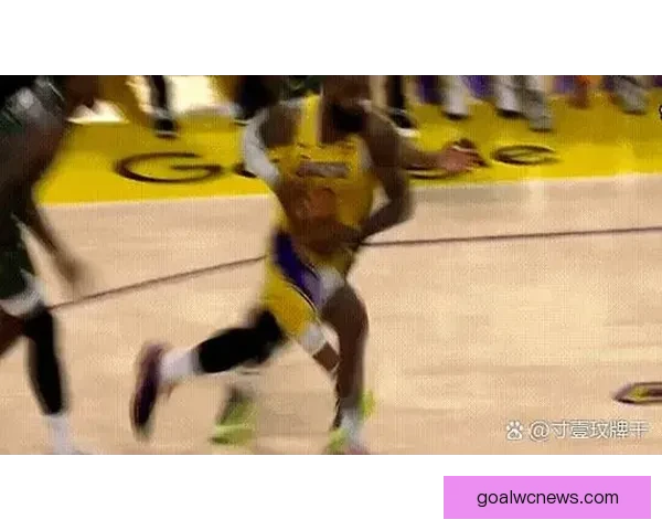 詹姆斯昨日惊人劈扣起跳三点二米入网速度接近五十公里